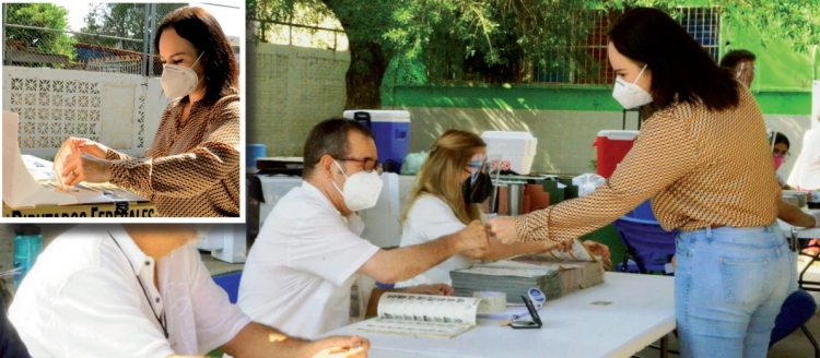 Acude Carmen Lilia a votar