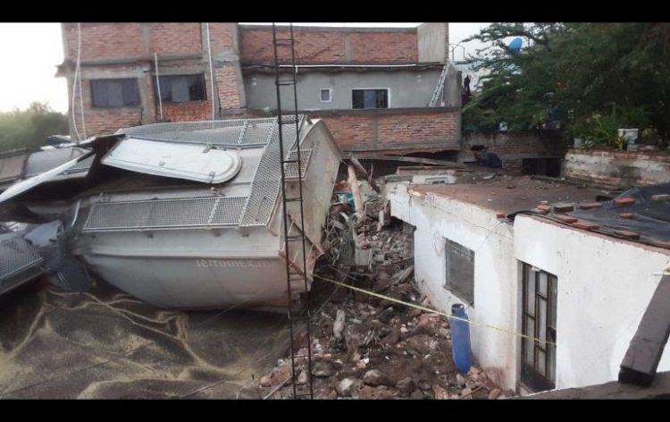 Se descarrila tren y choca contra cuatro casas, en Jalisco; hay un muerto y 3 heridos