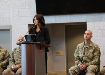 Gobernadora de Dakota del Sur envía elementos de la Guardia Nacional a la frontera entre Texas y México