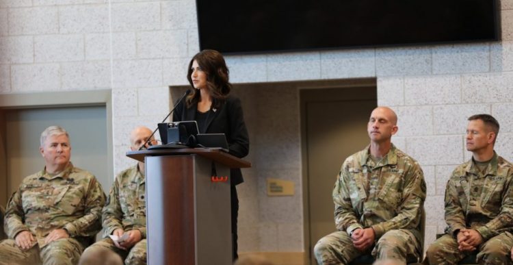 Gobernadora de Dakota del Sur envía elementos de la Guardia Nacional a la frontera entre Texas y México