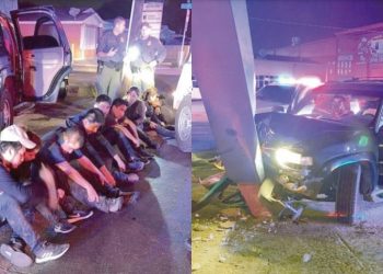 Camioneta cargada con indocumentados choca contra anuncio; cinco lesionados