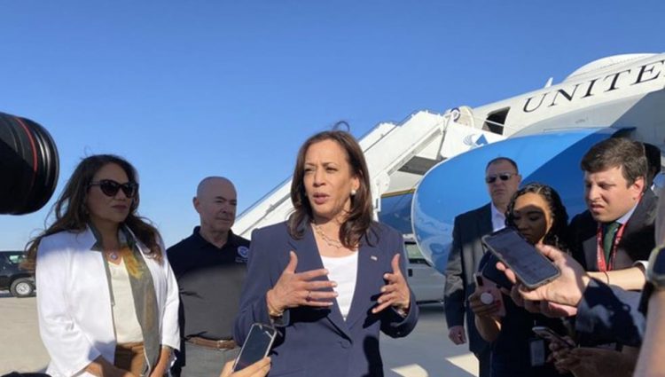 Kamala Harris llega a la frontera con México; visitará centro de migrantes