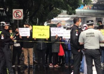 Padres de niños con cáncer bloquean AICM para exigir medicamentos