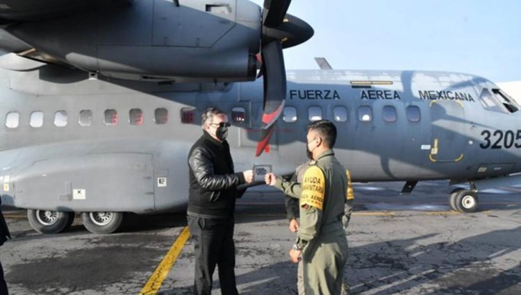 Ebrard viaja a Guatemala para donar vacunas contra covid