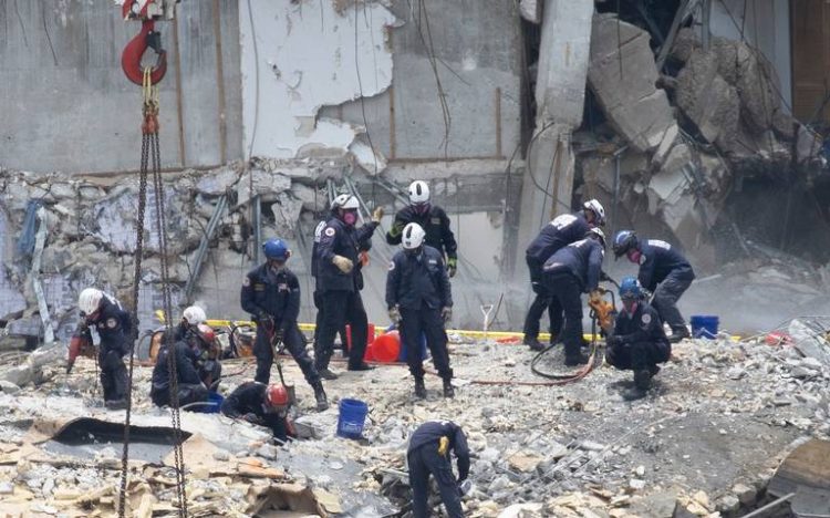 Suman 10 las personas fallecidas tras el colapso de un edificio en Miami