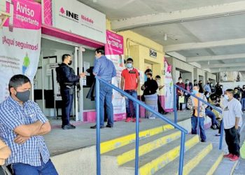 Reanuda INE trámites en módulo de atención