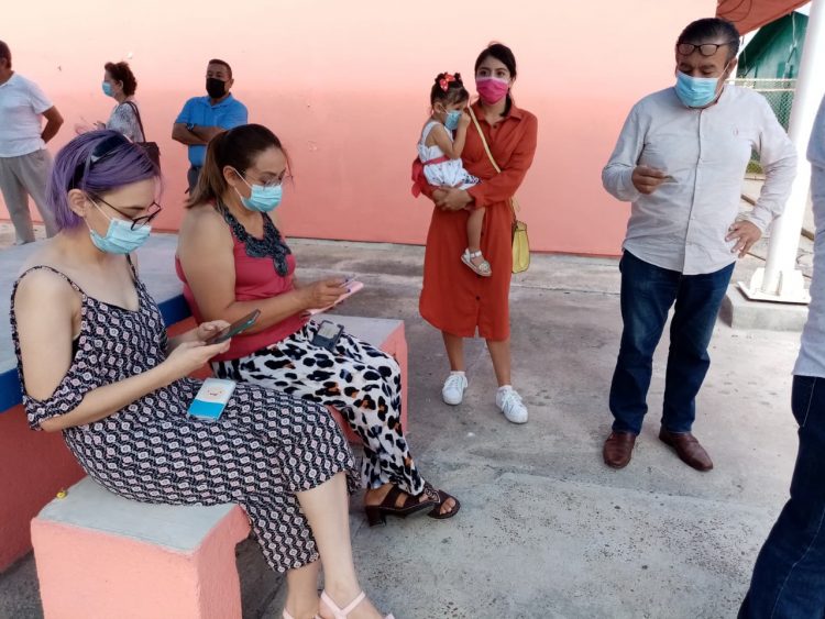 Salen a votar en el sector Centro familias completas