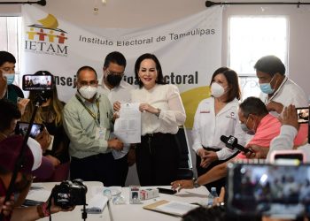 Recibe Carmen Lilia constancia de mayoría