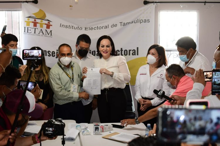 Recibe Carmen Lilia constancia de mayoría