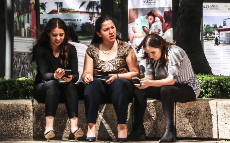 Crece 84% desempleo de mujeres en un año