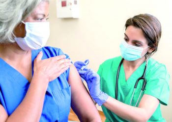 Vacunarán contra Covid personas de 50 a 59 años