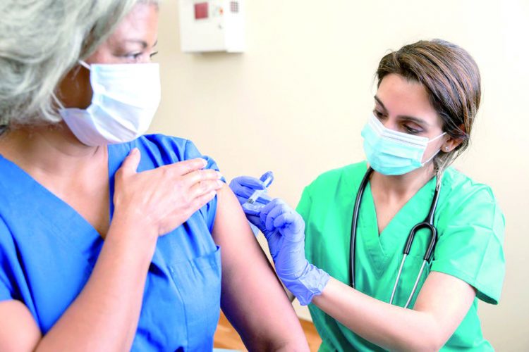 Vacunarán contra Covid personas de 50 a 59 años