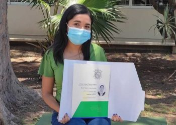Joven presume título universitario desde la banca en la que vendía dulces para pagar sus estudios
