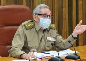 Raúl Castro acudió a una reunión del Partido Comunista para analizar protestas en Cuba