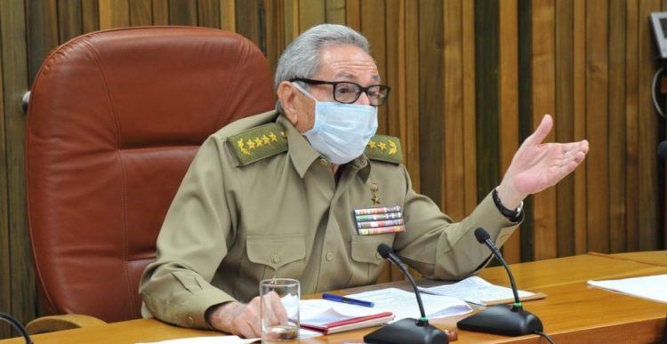 Raúl Castro acudió a una reunión del Partido Comunista para analizar protestas en Cuba