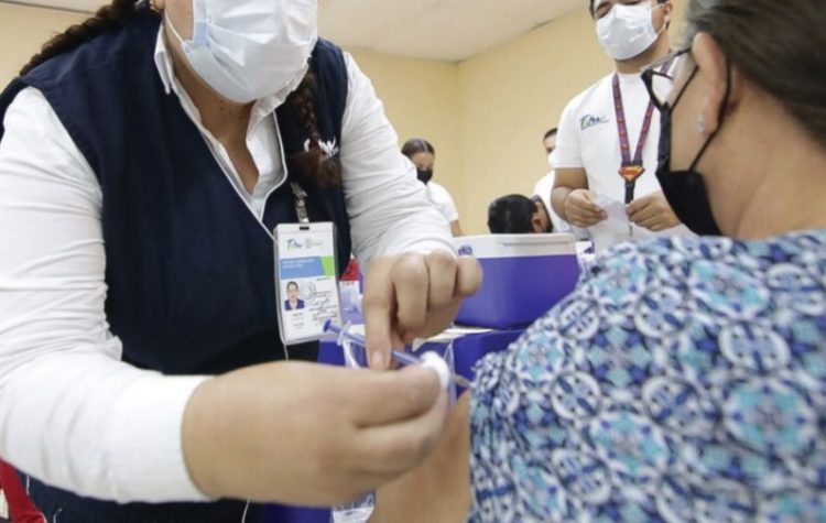 Inicia vacunación para 40 a 49 años