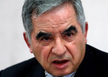 Procesan a cardenal cercano al papa Francisco por fraude