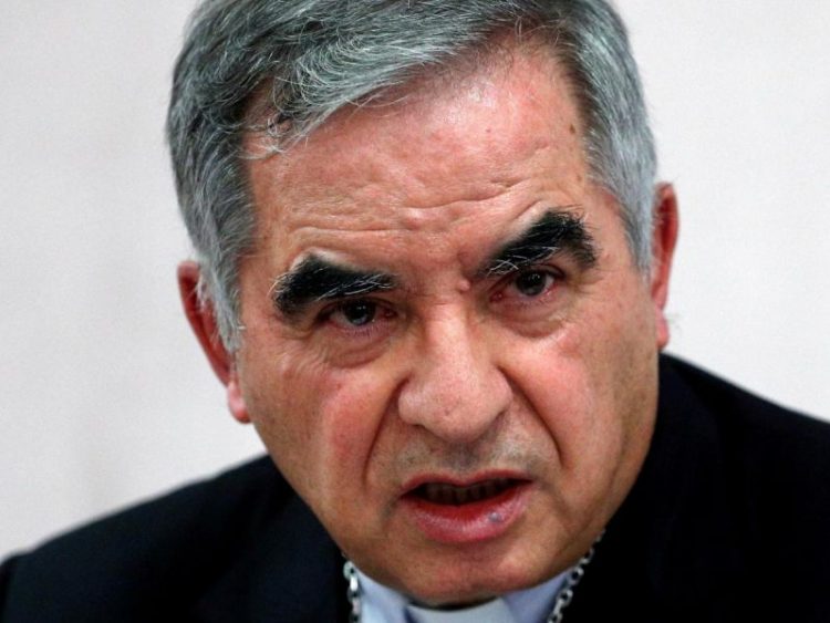 Procesan a cardenal cercano al papa Francisco por fraude