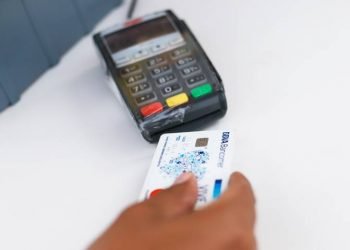 Sube 12% cobro de comisiones en tarjetas de crédito