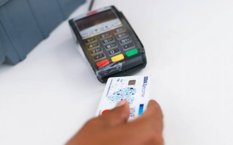 Sube 12% cobro de comisiones en tarjetas de crédito