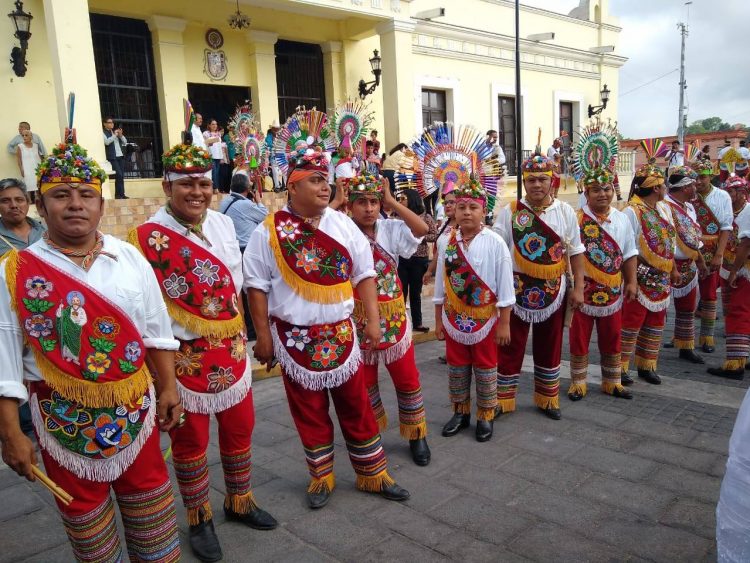 Voladores exigen a Arath de la Torre se disculpe por burlarse de sus tradiciones