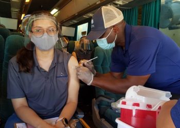 Vacunan en Laredo Texas a empleados de maquiladoras