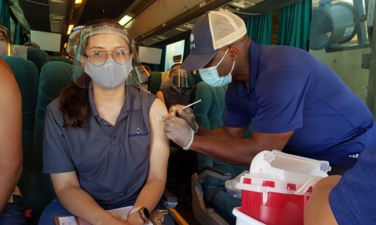 Vacunan en Laredo Texas a empleados de maquiladoras