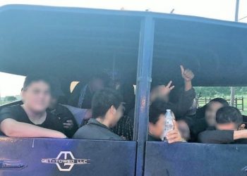 Llevaban 21 indocumentados en remolque para ganado