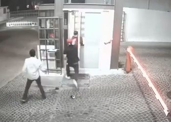 VIDEO FUERTE: Dos jóvenes golpean brutalmente a un adulto mayor en Querétaro