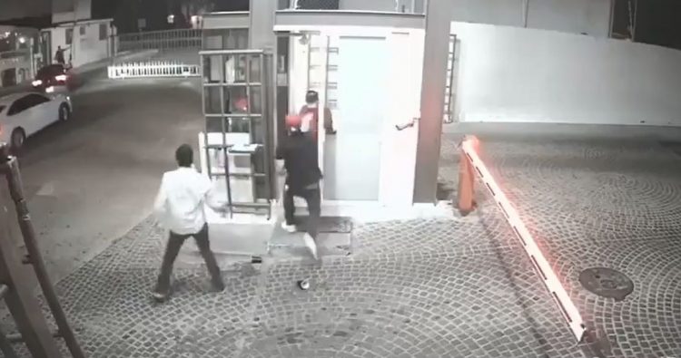 VIDEO FUERTE: Dos jóvenes golpean brutalmente a un adulto mayor en Querétaro