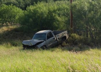 Queda grave tras volcar su camioneta