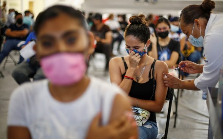 ¿Nuevo efecto de Pfizer? Noruegas reportan aumento de pechos tras vacuna contra covid