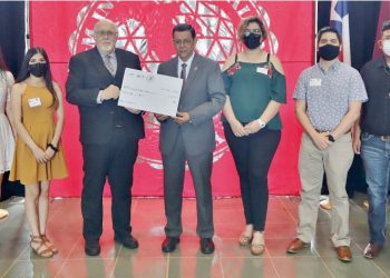 Dona Consulado Mexicano $7,500 para becas a estudiantes en TAMIU