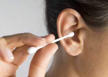 ¿Cómo eliminar el cerumen de los oídos sin dañarlos?