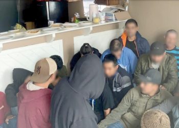 ‘Revienta’ CBP cinco casas de seguridad; rescatan cien migrantes