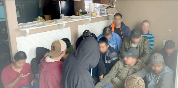 ‘Revienta’ CBP cinco casas de seguridad; rescatan cien migrantes