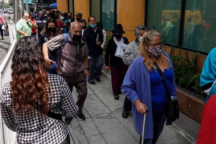 Ya es oficial: Edad para recibir pensión de adultos mayores baja a 65 años