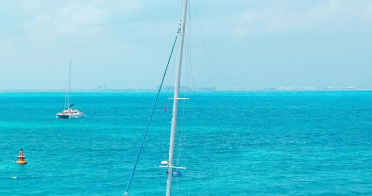 Embarcación turística se hunde en Isla Mujeres; hay 3 muertos, entre ellos un menor