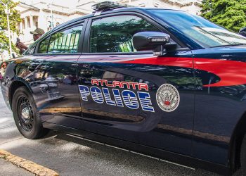 Un policía le da una patada en la cara a una mujer esposada y tumbada boca abajo en EU | VIDEO