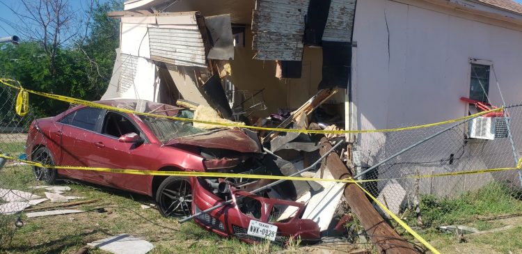 Casi destruye una casa con su auto