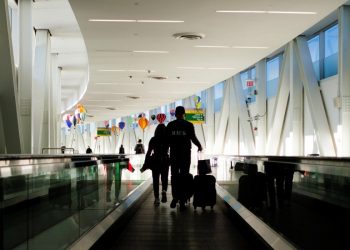 Estados Unidos mantendrá restricciones de viaje ante variante Delta