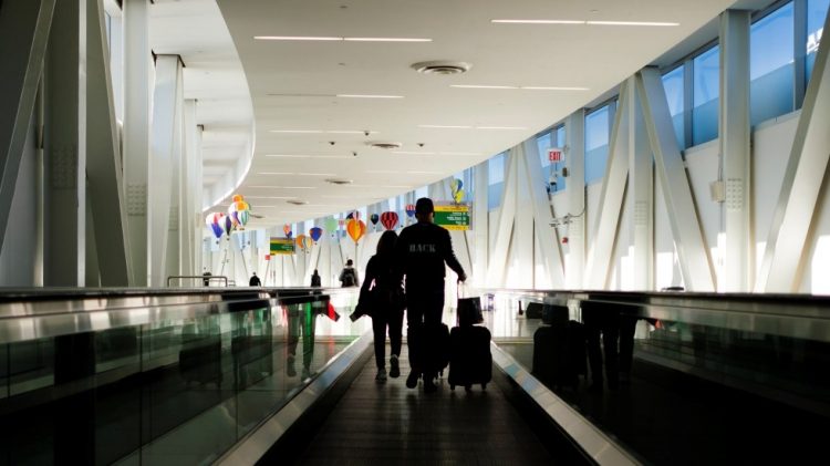 Estados Unidos mantendrá restricciones de viaje ante variante Delta