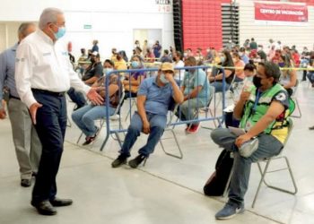 Llama alcalde a empresarios para que permitan a empleados vacunarse