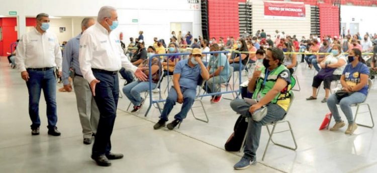 Llama alcalde a empresarios para que permitan a empleados vacunarse