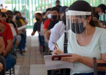 Regreso a las oficinas: Gobierno ‘abre la puerta’ al declarar como no vulnerable a quien ya se vacunó