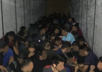 Sacan 100 indocumentados más de dos cajas tráiler