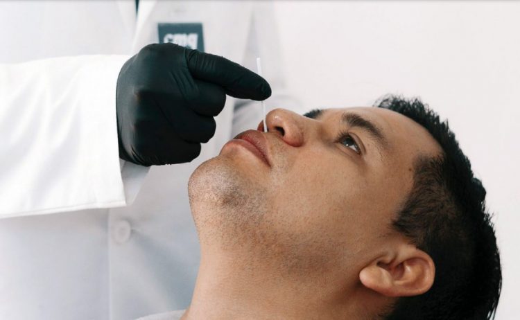 Crece interés en vacacionistas por hacerse la prueba COVID