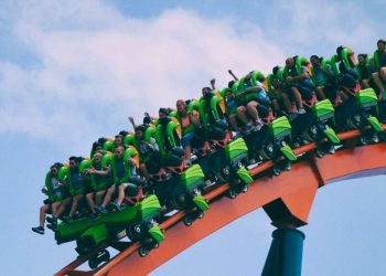 Mujer muere tras subir a montaña rusa y sufrir desgarradura de arteria