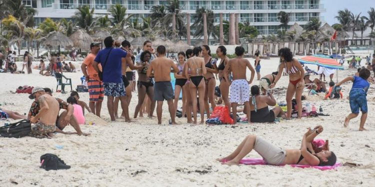En viaje de graduación a Cancún, 30 estudiantes de Puebla se infectan de COVID-19