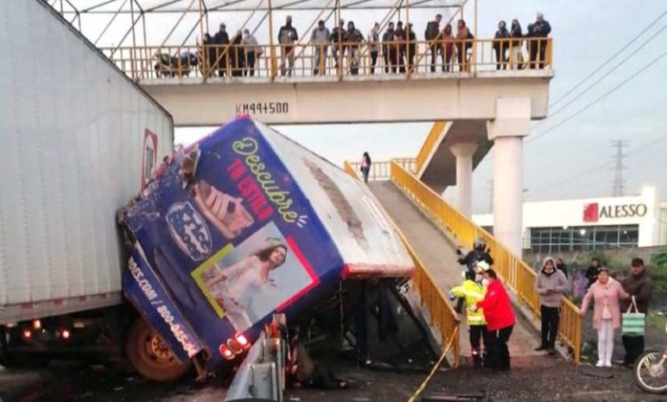 Tráiler se queda sin frenos y choca contra autobús de pasajeros; hay cuatro muertos